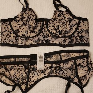 Torrid bra and garter set